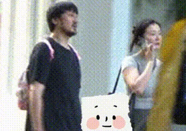 王传君齐溪公园陪女儿玩，一家三口笑容幸福温馨