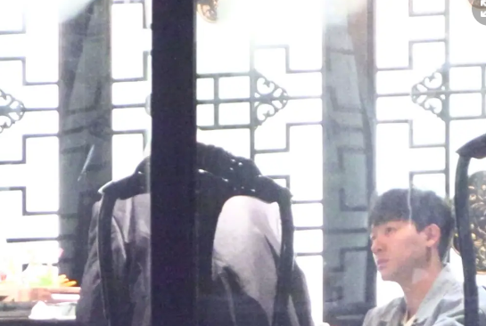张晚意与妈妈及亲属聚餐，温馨画面尽显亲情之美