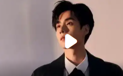 胡一天红毯造型引热议，网友调侃“穿裙子”