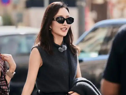 王鸥片场骑马打伞“囧”态百出，网友直呼太可爱