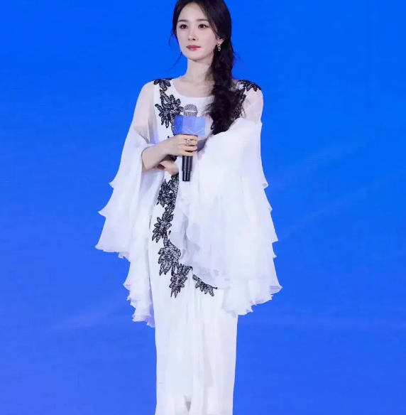 又被杨幂私服美到了，时尚icon引领穿搭新风尚