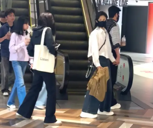 陆毅郭京飞两家同框逛街，鲍莉短发眼镜造型惊艳