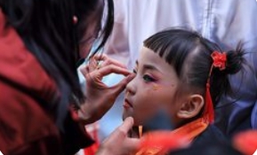 彩色眼影全卖给六一汇演了，童趣色彩点燃市场热情