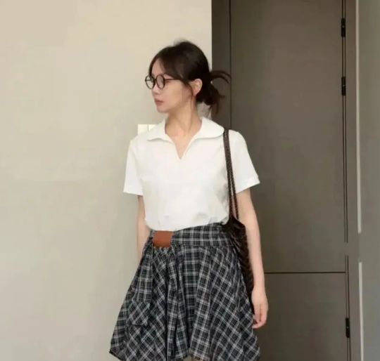Polo衫+格子裙：夏日通勤的“轻复古”穿搭公式