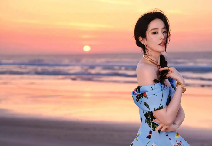 刘亦菲阿布扎比之旅：漫步夕阳下的诗意时光