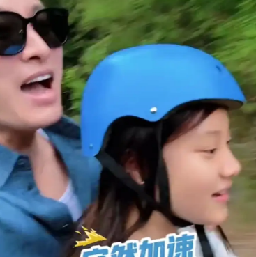 贾乃亮儿童节带甜馨玩越野车，父女情深共度欢乐时光