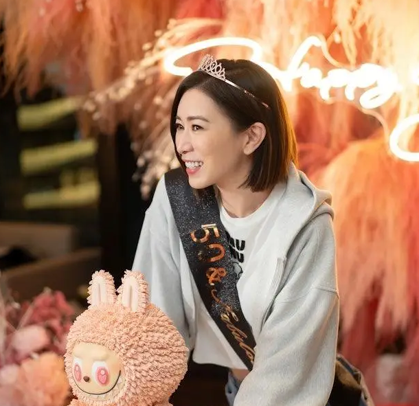 佘诗曼50岁庆生：岁月不败美人