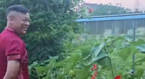 穿红旗袍送考父亲：望社会少些嘲笑，多些鼓励