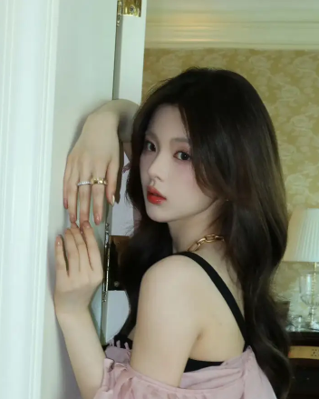 杨超越粉裙造型曝光，化身少女蔷薇