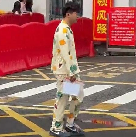 长沙一考生穿睡衣淡定进场，考场外上演“松弛感”名场面