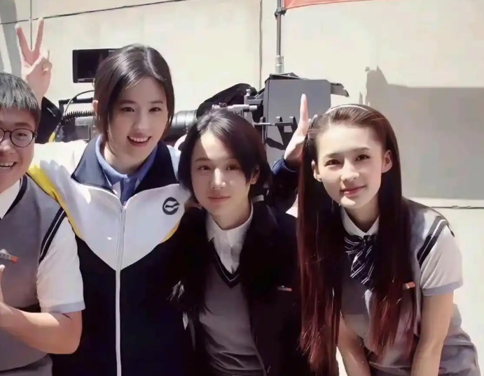 刘亦菲李沁中间这位女士